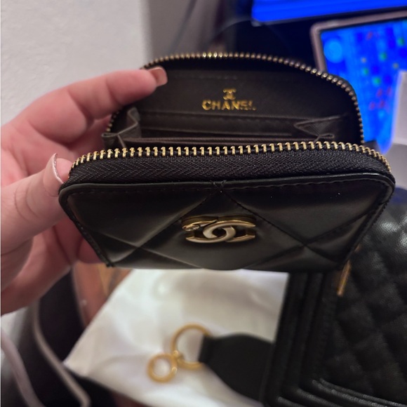 Black crossbody Chanel purse with straps - Picture 4 of 8